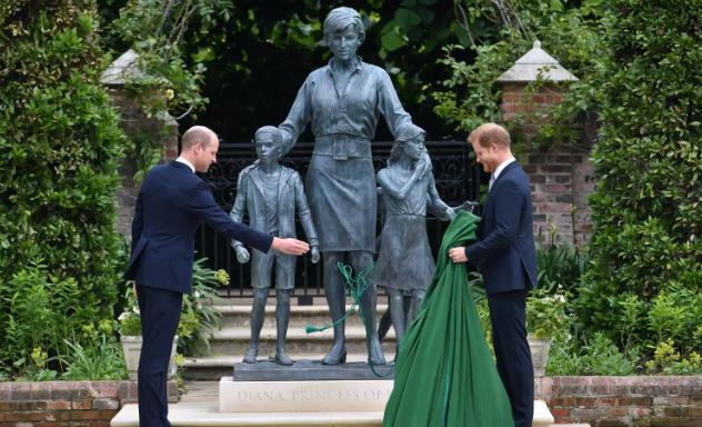 William y Harry, se reunieron el verano pasado para develar una estatua erigida en memoria de su difunta madre